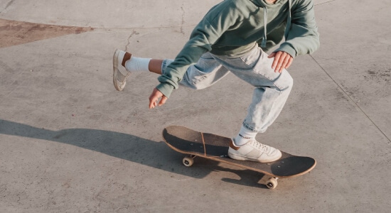 Feet position on skateboard when pushing